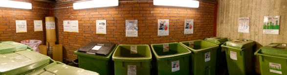 Gröna containrar för avfall. Foto. 