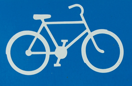 Illustrerad, vit cykel mot blå bakgrund. Skylt.